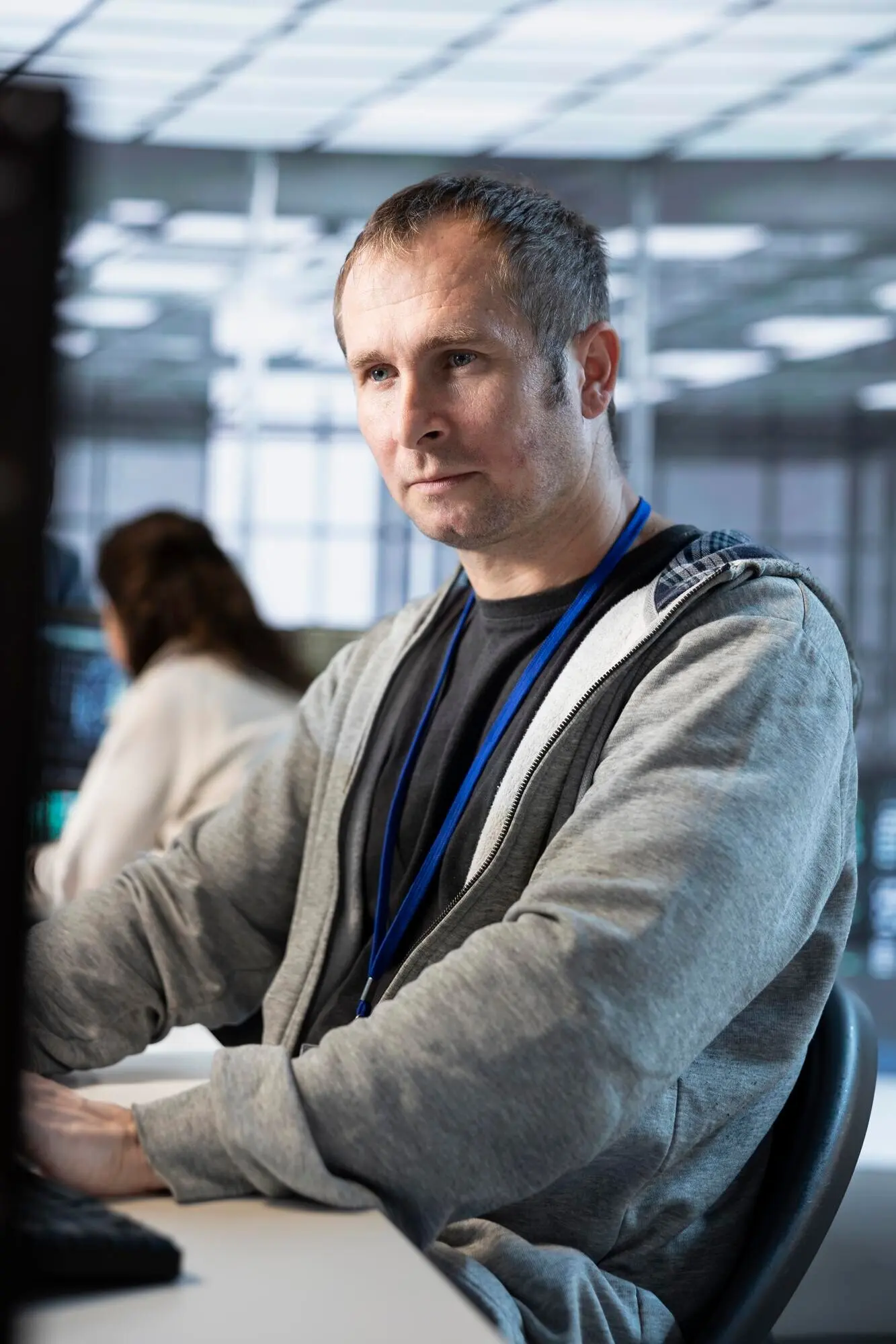 Специалист по информатике на серверной ферме, обеспечивающий соблюдение отраслевых стандартов.